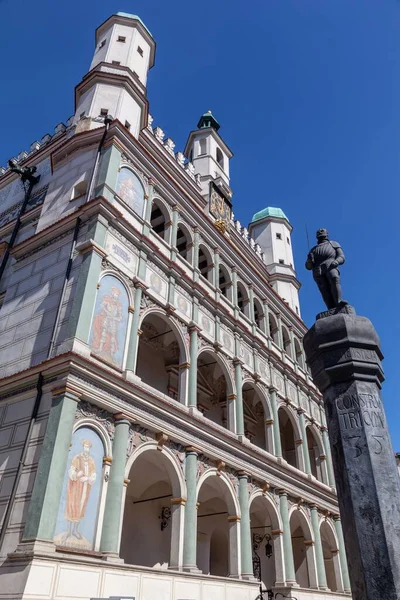 旧市街広場 ポズナン ポーランドの市庁舎のファサードの垂直ショット — ストック写真
