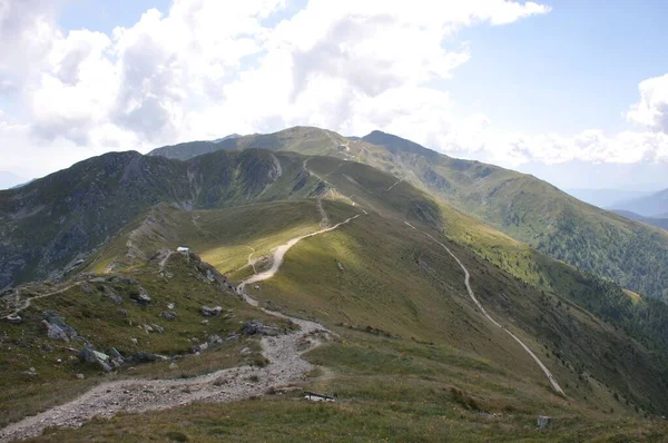 Piękny Krajobraz Wielkich Gór Alp Włoszech Pod Błękitnym Niebem Słoneczny — Zdjęcie stockowe