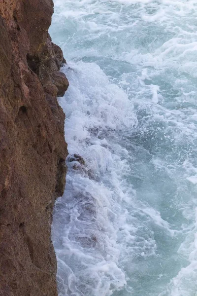 Sahilin Kayalık Dağlarla Arka Planda Dalgalarıyla Kaplı Bir Görüntüsü — Stok fotoğraf