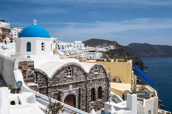 欧亚一座典型的白色教堂 蓝色圆顶 俯瞰大海 — 图库照片