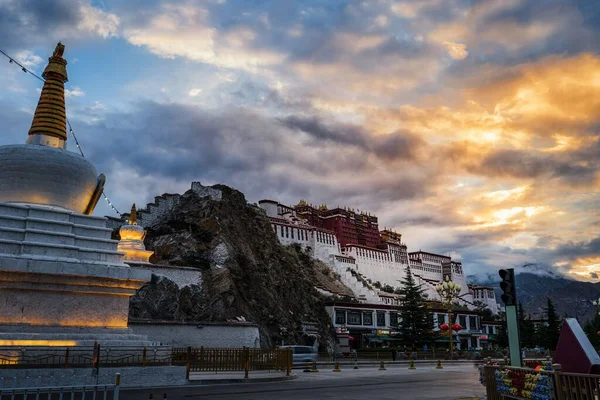 Una Vista Fascinante Fortaleza Dzong Palacio Potala Lhasa Tibet China — Foto de Stock