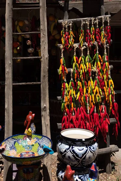 Plano Vertical Mercado Callejero Ristras Chile Coloridos Cuencos Tradicionales — Foto de Stock