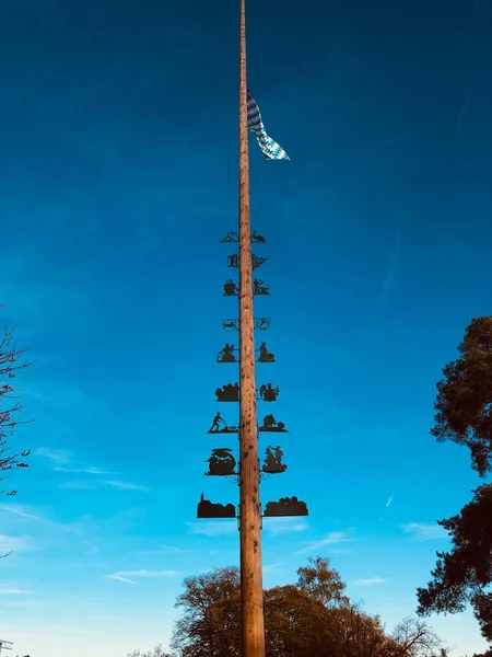 Tiro Vertical Maibaum Decorado Maypole Com Uma Bandeira Topo Erguido — Fotografia de Stock