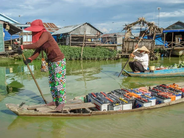 Kamboçya Nın Yüzen Köyü Ndeki Bir Teknenin Yerel Manzarası — Stok fotoğraf
