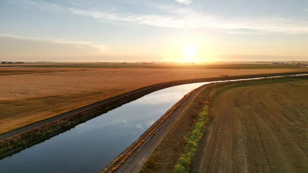 夢のような日の出に耕作場を流れる川の空中風景 — ストック写真