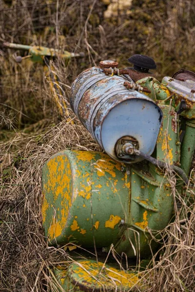 Vertical Closeup Shot Rusty Old Broken Industrial Machine Abandoned Field — Stock Photo, Image