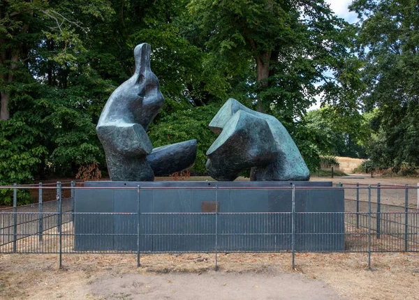 Скульптура Генри Мура Двухслойная Фигура Номер Территории Кенвуд Хауса — стоковое фото