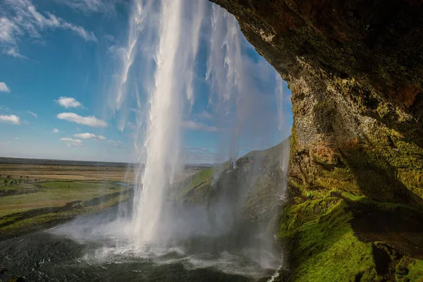 Bela Cachoeira Que Flui Sobre Rochas Islândia Contra Céu Azul — Fotografia de Stock