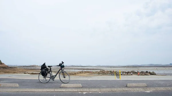 Rower Zaparkowany Przy Nadmorskiej Drodze Saint Pol Leon Bretania Francuska — Zdjęcie stockowe