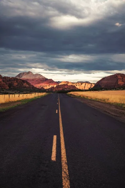 Tiro Vertical Uma Estrada Que Leva Montanhas Utah Eua — Fotografia de Stock