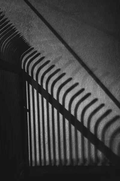 Ένας Γκριζόλευκος Τοίχος Κάτω Από Ένα Φακό Σκιά Ενός Φράχτη — Φωτογραφία Αρχείου