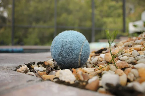 Старый Теннисный Мячик Груде Камней — стоковое фото