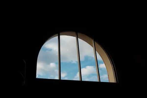 Felhők Kék Égen Egy Félkör Alakú Boltíves Ablakból Néznek Ablakőrökkel — Stock Fotó