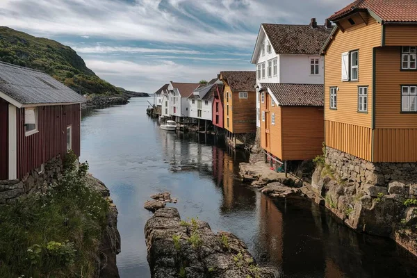 Hermoso Plano Las Casas Largo Del Agua Sogndalsstrand Noruega — Foto de Stock