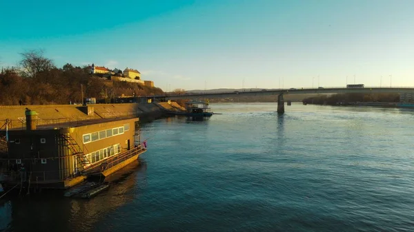 Горизонтальний Вид Річку Будівлею Березі Річки — стокове фото