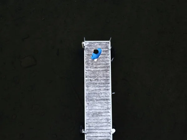 Överliggande Bild Man Blå Tröja Som Står Brygga Vid Sjön — Stockfoto