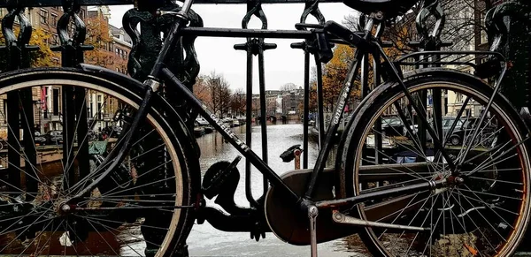 アムステルダムのバイカー運河の川にかかる橋の上の自転車の閉鎖 — ストック写真