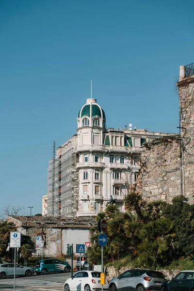 通りの建物の垂直ショット 街の日常生活を紹介するイタリアのジェノヴァ — ストック写真