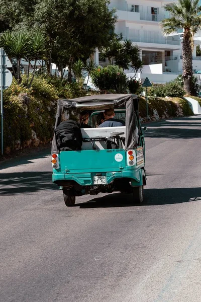 Portekiz Albufeira Sokaklarında Yeşil Bir Tuktuk — Stok fotoğraf
