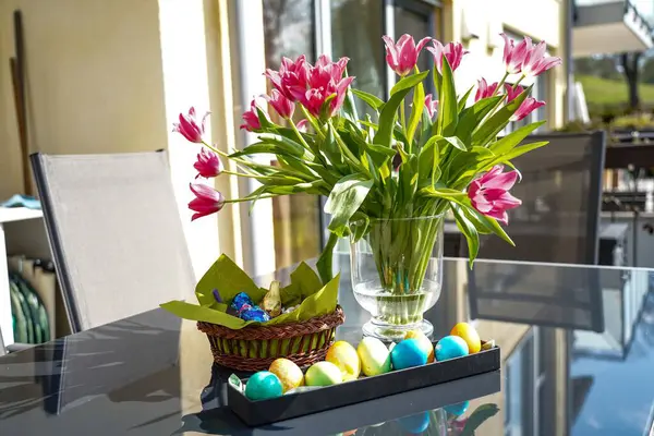 Кольорові Яйця Рожеві Тюльпани Вазі Сонячний День — стокове фото