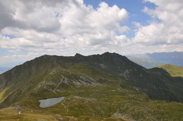 Ett Vackert Landskap Stora Berg Alperna Italien Den Molniga Himlen — Stockfoto