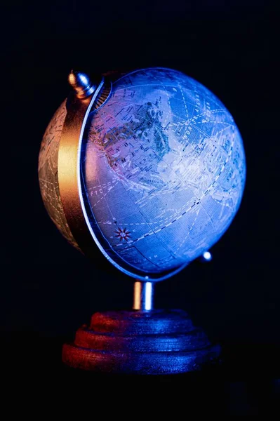 Вертикальний Знімок Земної Кулі Ізольовано Чорному Тлі — стокове фото