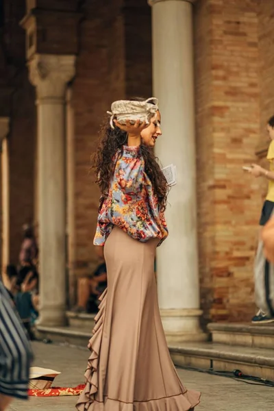 Spanya Sevilla Genç Bir Bayanın Kalabalığın Önünde Performans Sergilediği Dikey — Stok fotoğraf