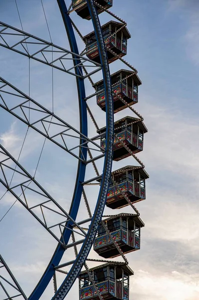 Vertikale Aufnahme Eines Teils Des Riesenrads München Während Des Oktoberfestes — Stockfoto