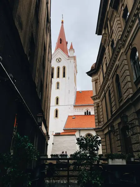 拉脱维亚教堂的低视角 — 图库照片