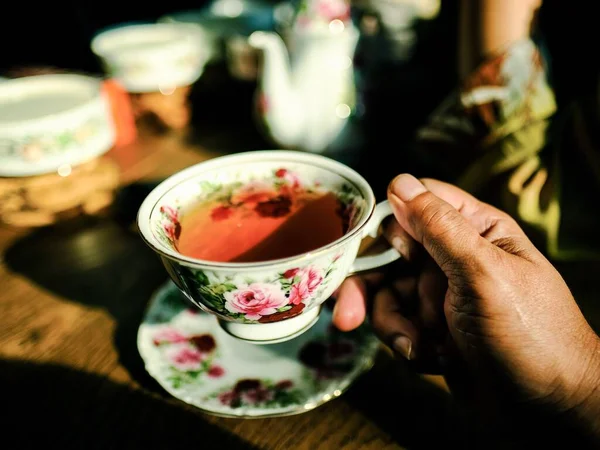 Gros Plan Main Une Personne Tenant Une Tasse Thé Dans — Photo