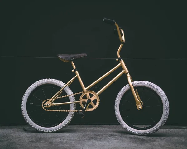 Stary Złoty Rower Odizolowany Czarnym Tle — Zdjęcie stockowe