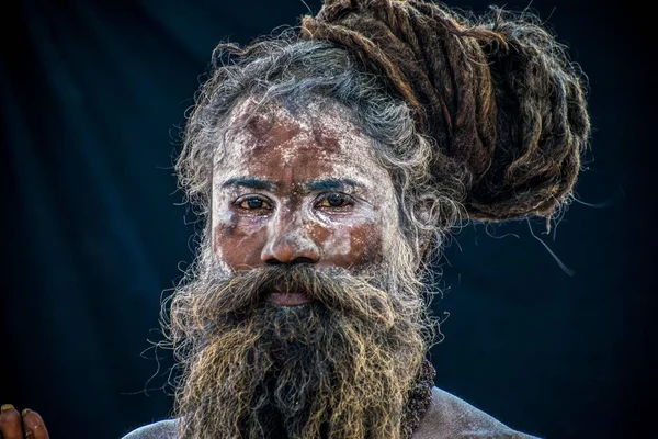 Retrato Naga Sadhu Con Cara Pintada Sobre Fondo Negro — Foto de Stock