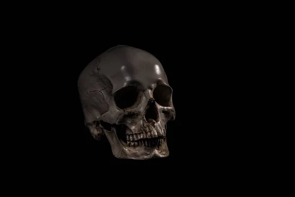 在黑色背景上隔离的骷髅面具的灰白色照片 — 图库照片