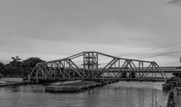 Μια Γέφυρα Πάνω Από Ποτάμι Στο Matanzas Διαβαθμίσεις Του Γκρι — Φωτογραφία Αρχείου