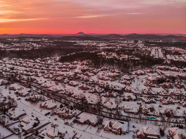 Alacakaranlık Gökyüzünün Altındaki Karlı Bir Kasabanın Havadan Görünüşü — Stok fotoğraf