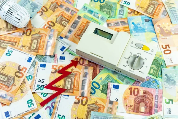 Roter Pfeil Und Elektronischer Thermostat Für Gas Auf Euro Banknotengeld — Stockfoto