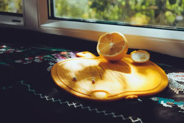 Primo Piano Limone Affettato Una Tavola Gialla Sul Davanzale Della — Foto Stock