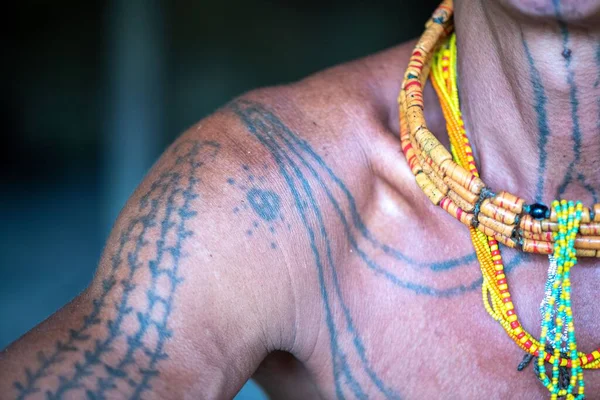 Gros Plan Épaule Homme Avec Des Tatouages Traditionnels Des Colliers — Photo