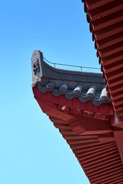 Sida Exteriör Traditionell Kinesisk Arkitektur Fasadtempel Med Röda Väggar Blå — Stockfoto