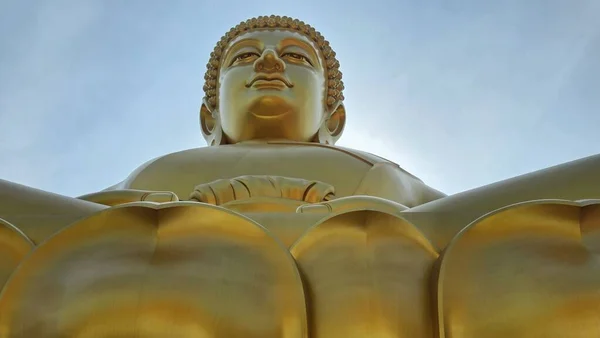 Tiro Ângulo Baixo Uma Estátua Ouro Buddha Com Céu Azul — Fotografia de Stock