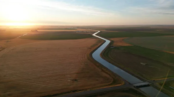 Ένα Εναέριο Τοπίο Ενός Ποταμού Μέσα Από Ένα Καλλιεργημένο Χωράφι — Φωτογραφία Αρχείου
