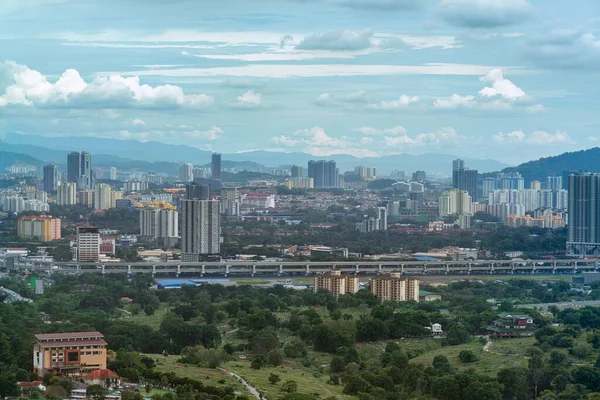 马来西亚吉隆坡城市景观上的蓝天 — 图库照片