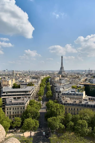 Aşk Şehrinin Dikey Bir Görüntüsü Paris Arka Planında Eyfel Kulesi — Stok fotoğraf