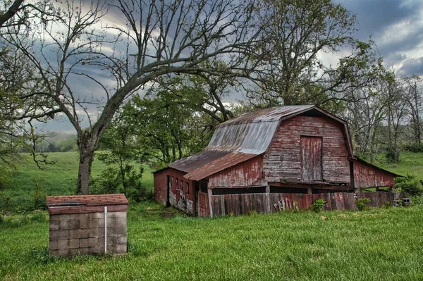 一个美丽的风景 在绿地里 一座有树木的旧木制谷仓 — 图库照片