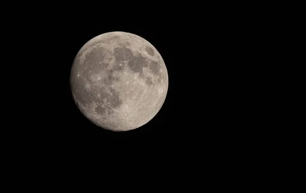 超大满月与黑暗背景隔离 — 图库照片