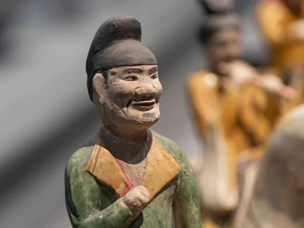 Bulanık Bir Arka Planda Doğu Asyalı Bir Adamın Kilden Heykeline — Stok fotoğraf