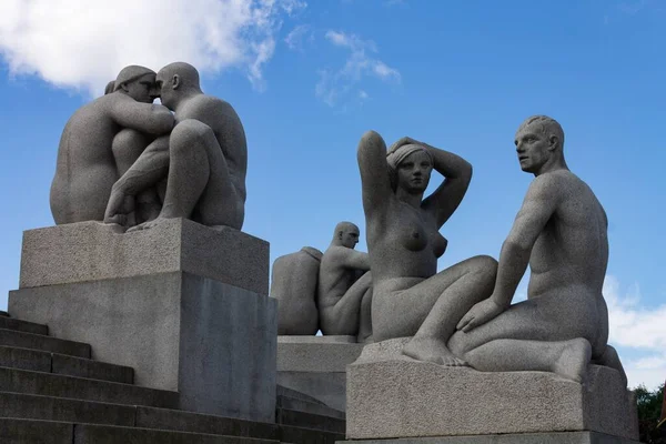 Belas Esculturas Casais Parque Vigeland Dia Ensolarado Oslo — Fotografia de Stock
