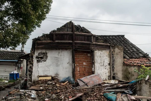 Plan Rapproché Une Maison Rurale Ruine Avec Toit Murs Endommagés — Photo