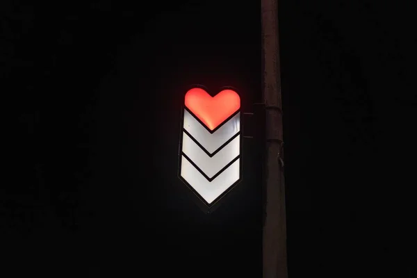 Upplyst Ljus Gatuskylt Ett Hjärta Stolpe Natten — Stockfoto