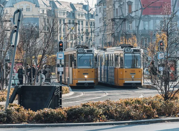 Lidé Přecházející Ulici Tramvajové Zastávce Žlutou Tramvají Budapešti Maďarsko — Stock fotografie